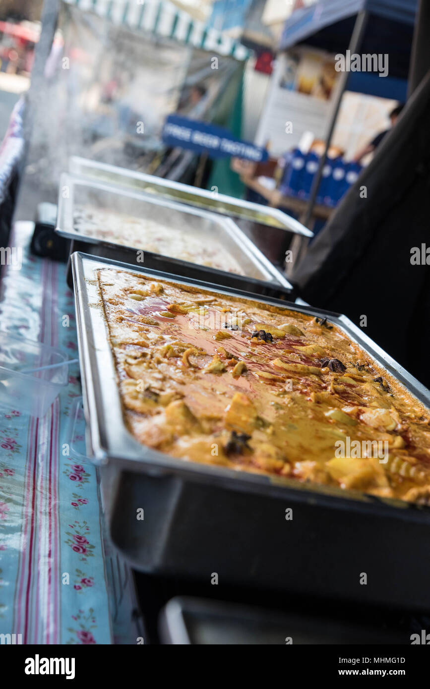 Thai Yellow Chicken Curry con patate in vendita in bancarelle alla fiera Taste of Spring a Banbury, Oxfordshire, il 22 aprile 2018 Foto Stock