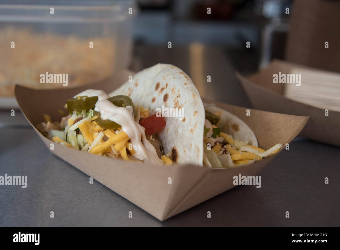 Chicken taco per la vendita al gusto della molla food fair in Banbury, Oxfordshire, il 22 aprile 2018 Foto Stock