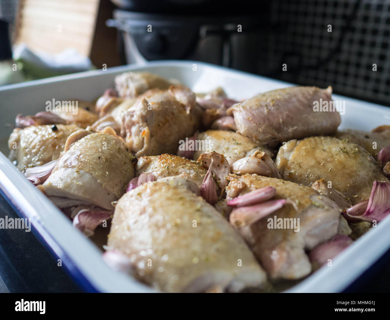 Pollo con quaranta chiodi di garofano preparato per cena Foto Stock