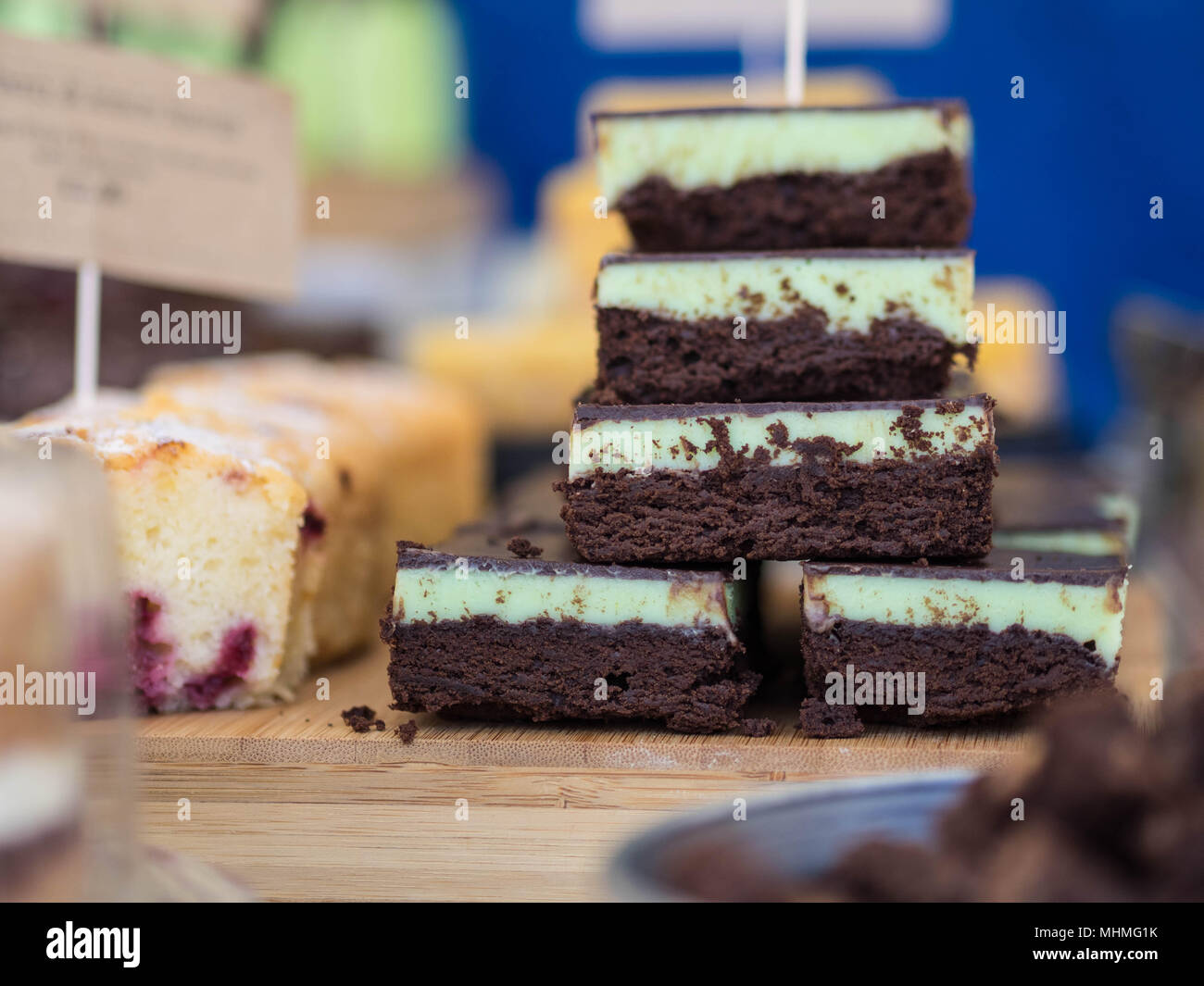 Brownie alla menta di cioccolato in vendita alla fiera gastronomica Taste of Spring a Banbury, Oxfordshire, il 22 aprile 2018 Foto Stock