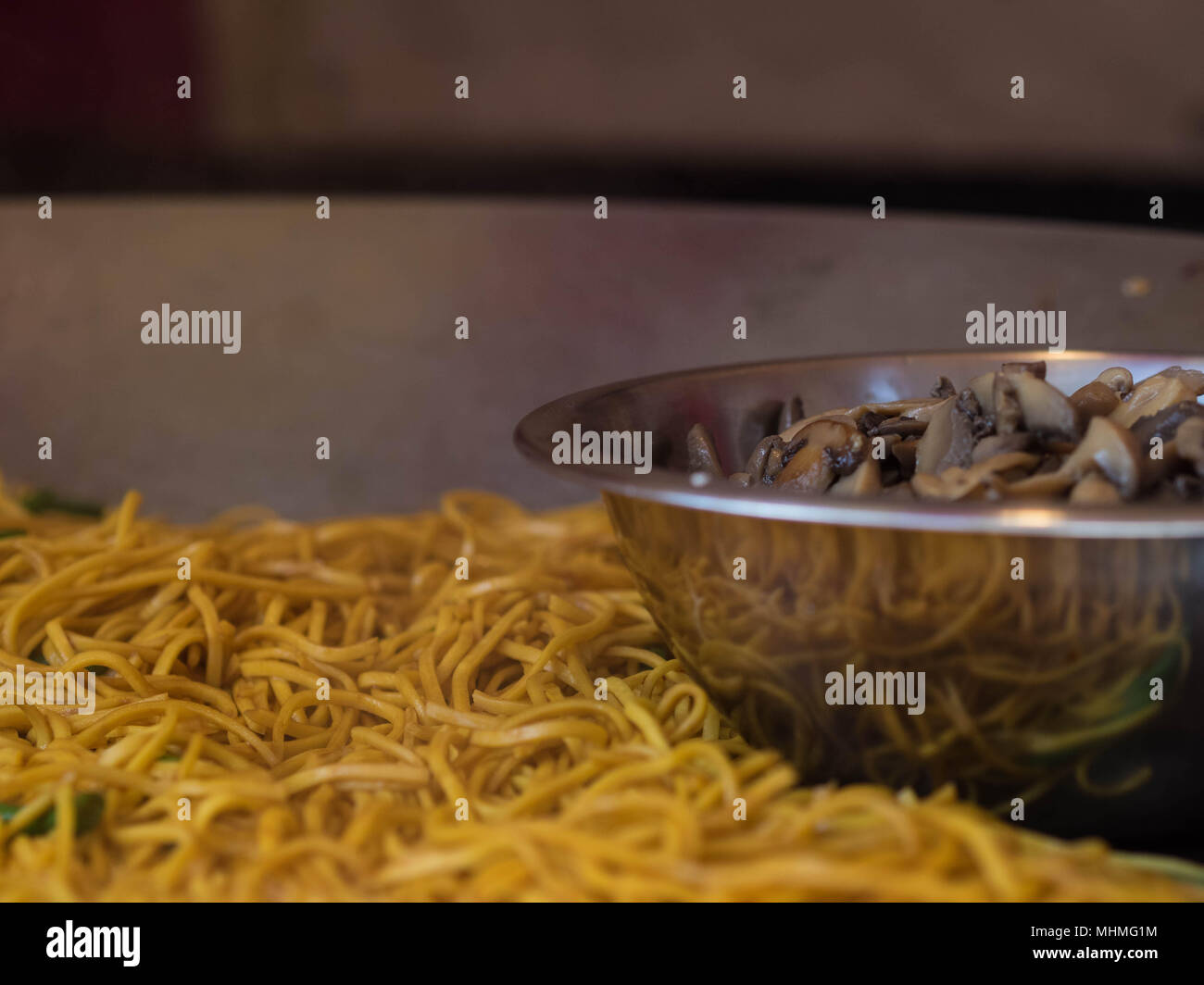 Tagliatelle asiatiche in vendita nelle bancarelle alla fiera del cibo Taste of Spring a Banbury, Oxfordshire, il 22 aprile 2018 Foto Stock