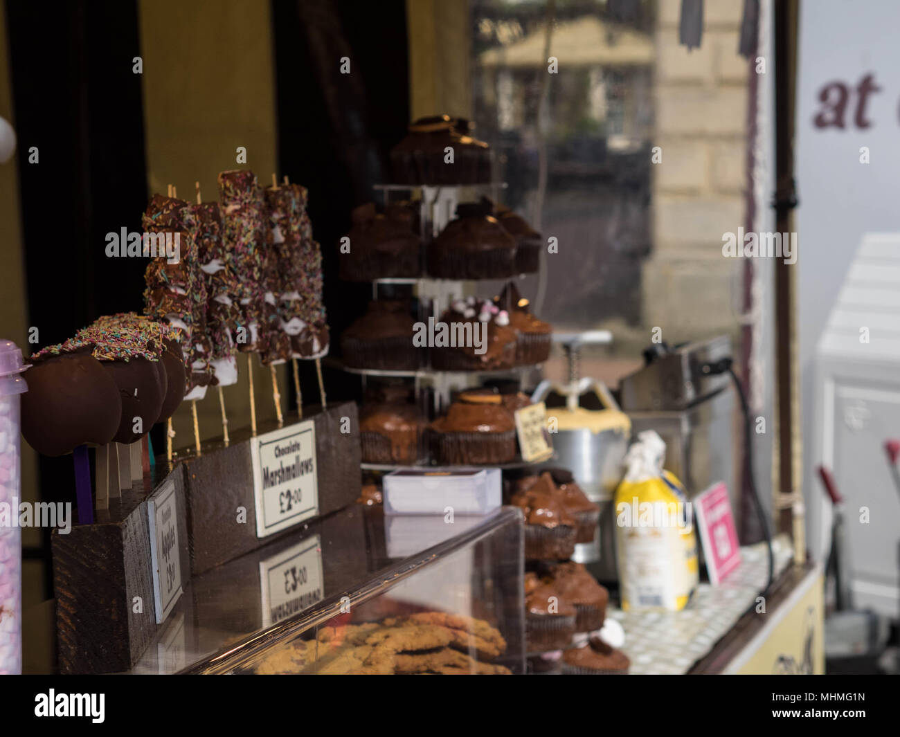 Cioccolato e altri dolci in vendita nelle bancarelle alla fiera gastronomica Taste of Spring a Banbury, Oxfordshire, il 22 aprile 2018 Foto Stock