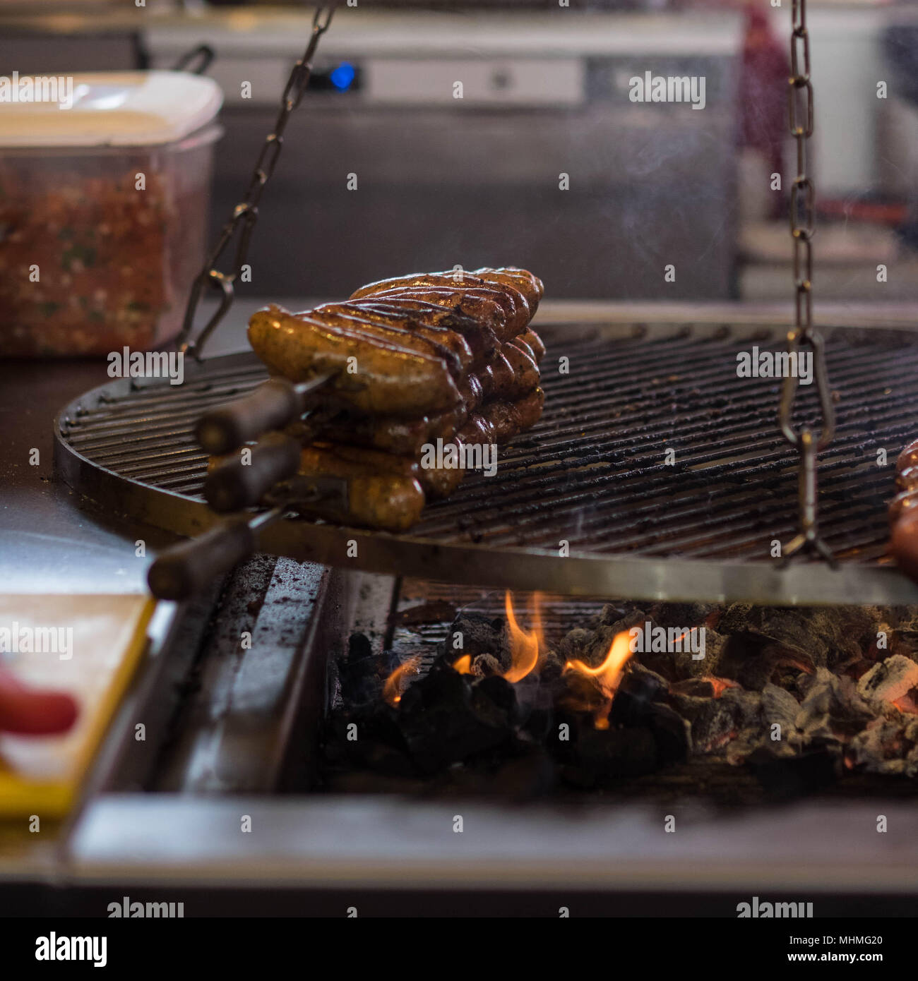 Salsicce alla griglia per la vendita al gusto della molla food fair in Banbury, Oxfordshire, il 22 aprile 2018 Foto Stock