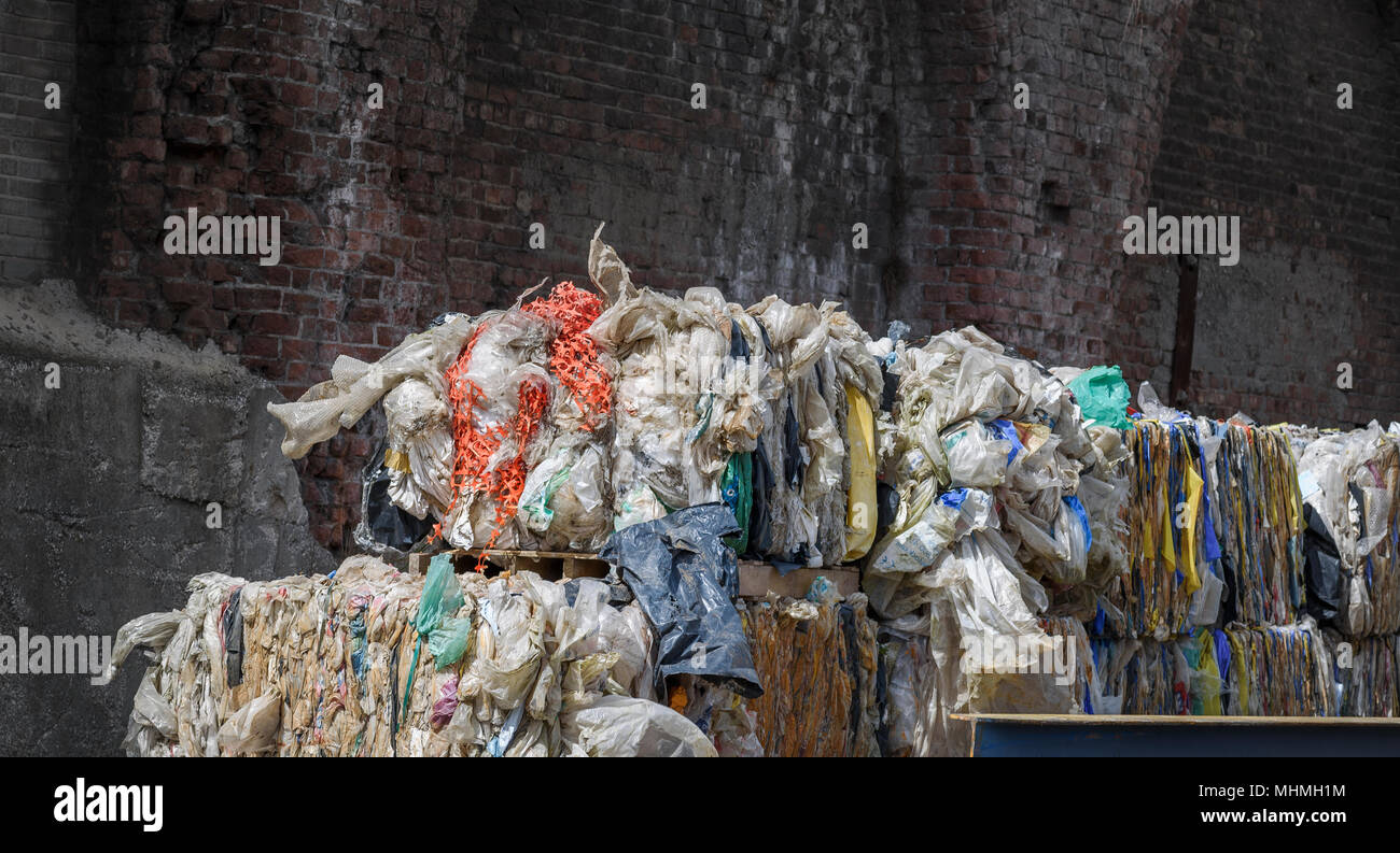 Sacchetti di plastica realizzato in balle pronto per il riciclaggio. Foto Stock