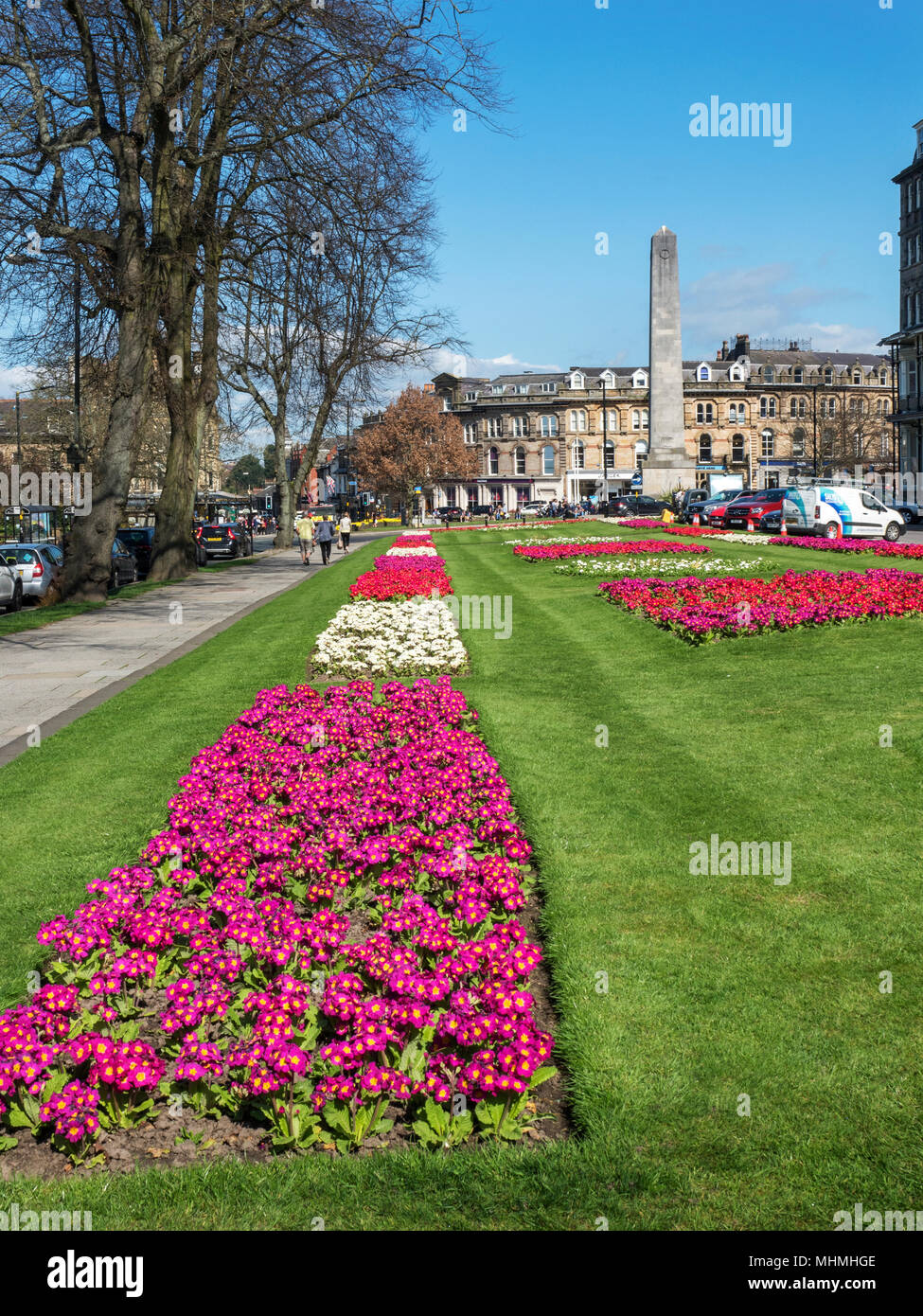 Prospettiva giardini e il Memoriale di guerra nella primavera Harrogate North Yorkshire, Inghilterra Foto Stock