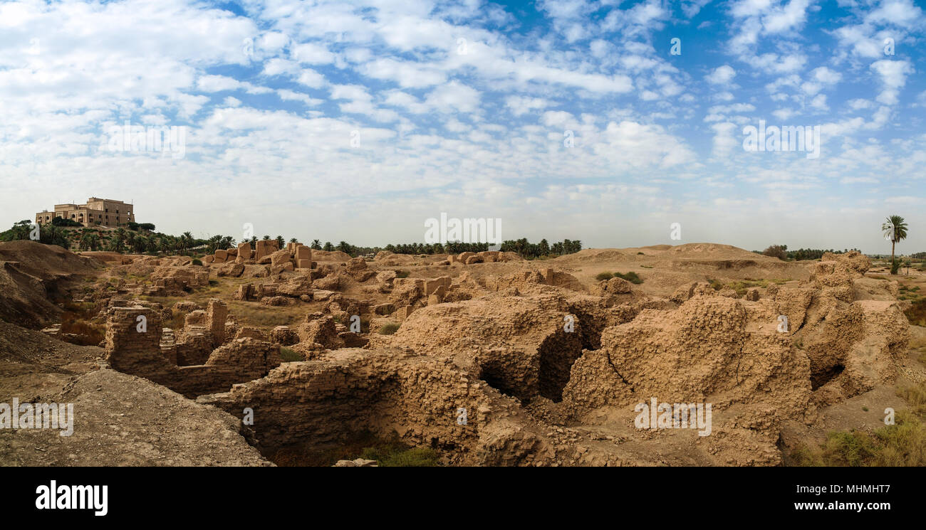 Panorama di parzialmente restaurato Babilonia rovine e ex Saddam Hussein Palace, Babilonia, Hillah, Iraq Foto Stock