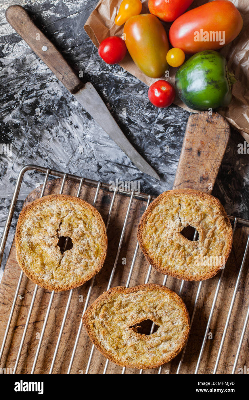 Italiano pane frisella, un tarallo di grano duro cotto al forno, tagliato a metà orizzontalmente e nuovamente cotte nel forno. Foto Stock