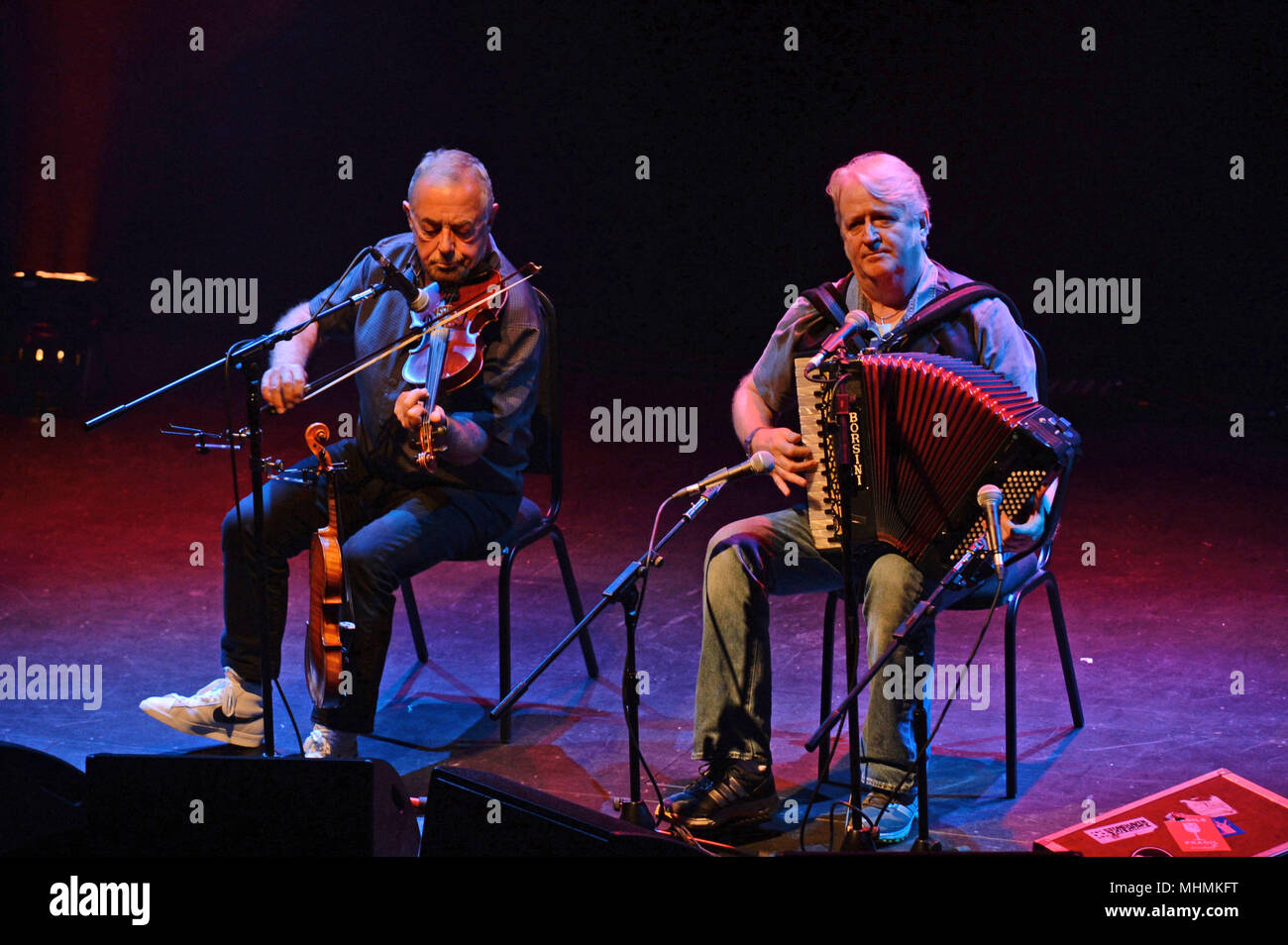 Phil Cunningham e Aly Bain giocando a Mareel in Shetland Foto Stock