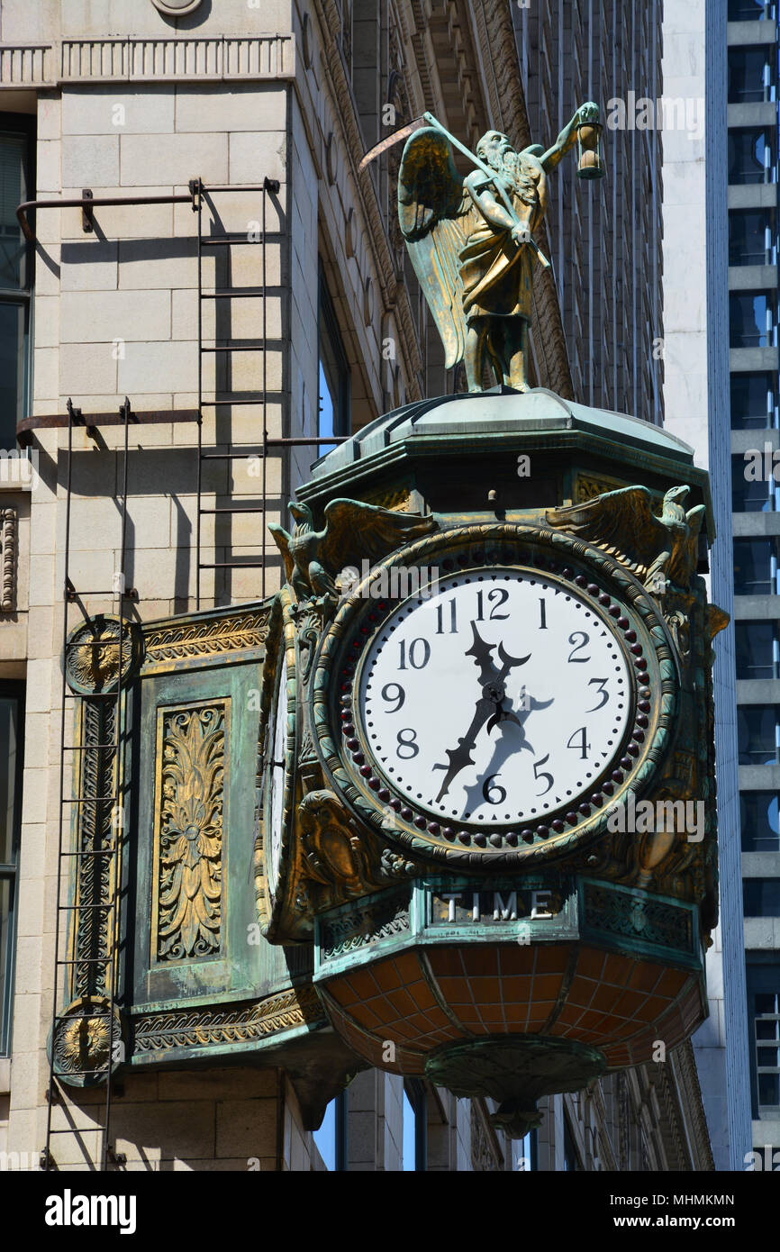 Il 1926 'Padre Tempo' orologio collocato al di fuori del gioielliere di edificio in Chicago Downtown Loop business district. Foto Stock