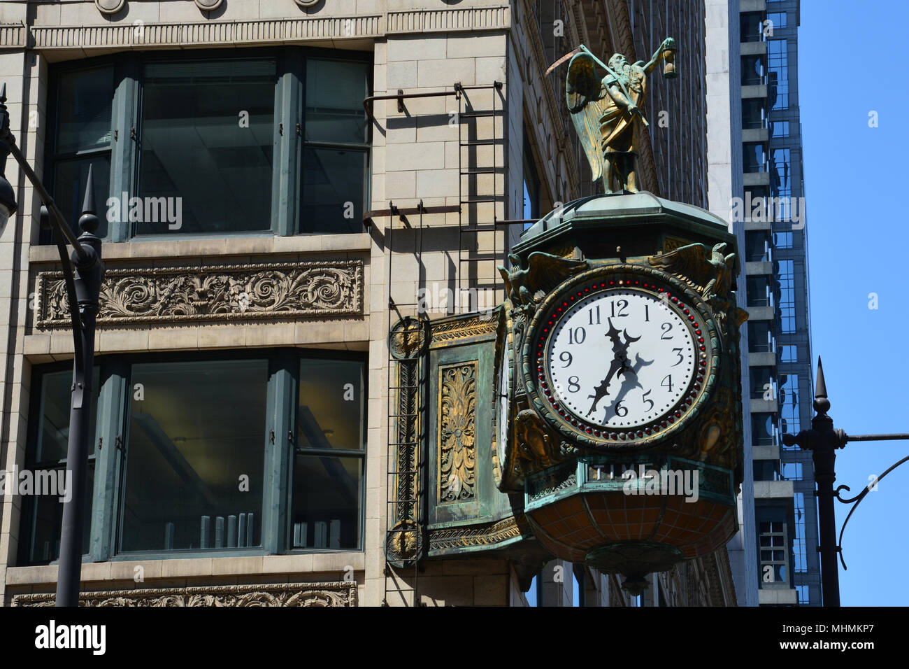 Il 1926 'Padre Tempo' orologio collocato al di fuori del gioielliere di edificio in Chicago Downtown Loop business district. Foto Stock
