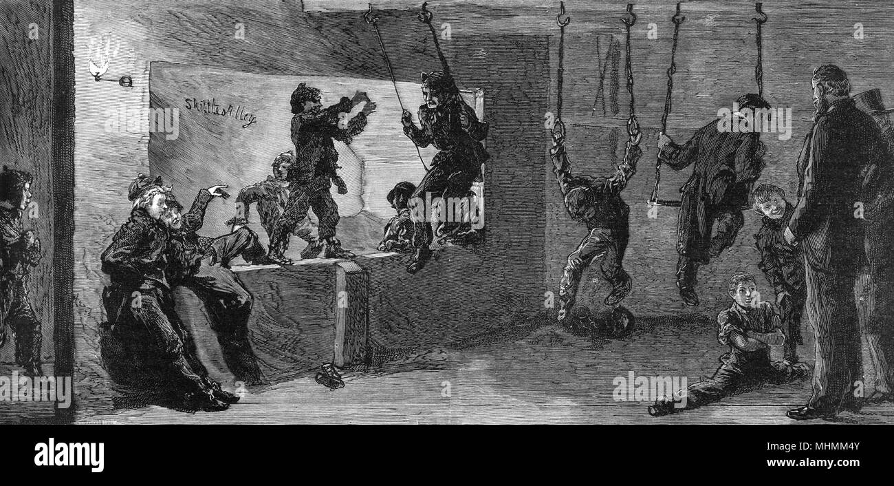 Un primo esempio di un Boys' Club - una sala giochi per i poveri di Islington, Londra del nord con palestra e pista per il gioco dei birilli. Data: 1887 Foto Stock