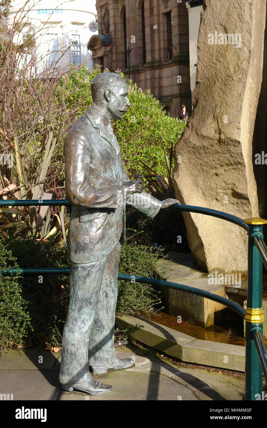 Una statua in bronzo a grandezza naturale del compositore classico Sir Edward Elgar a Great Malvern Foto Stock