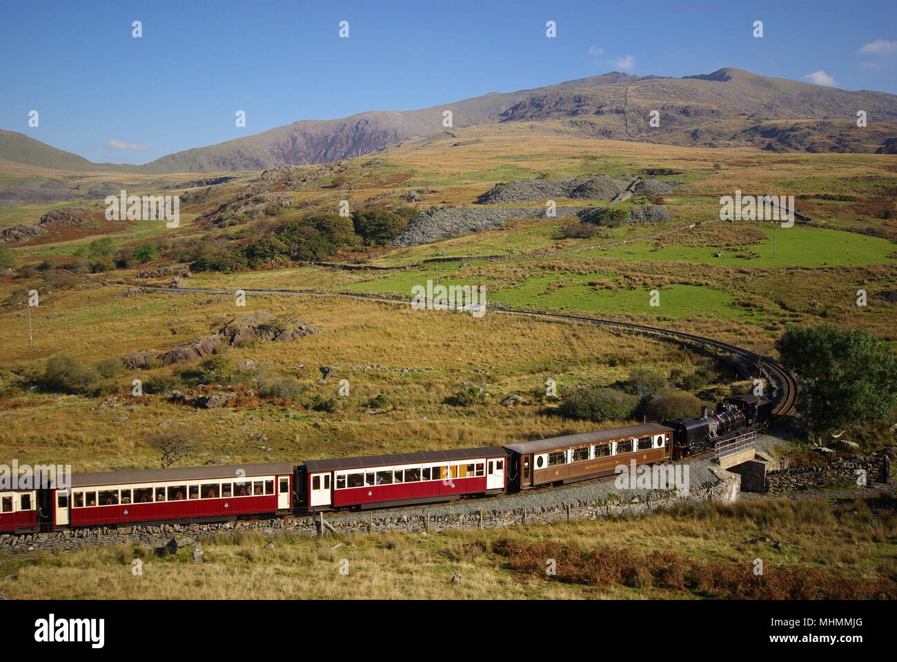 Veduta della Welsh Highland Railway che opera vicino a Rhyd-DDU nel Gwynedd, Galles del Nord -- un modo ideale per vedere il paesaggio del Parco Nazionale di Snowdonia. Foto Stock