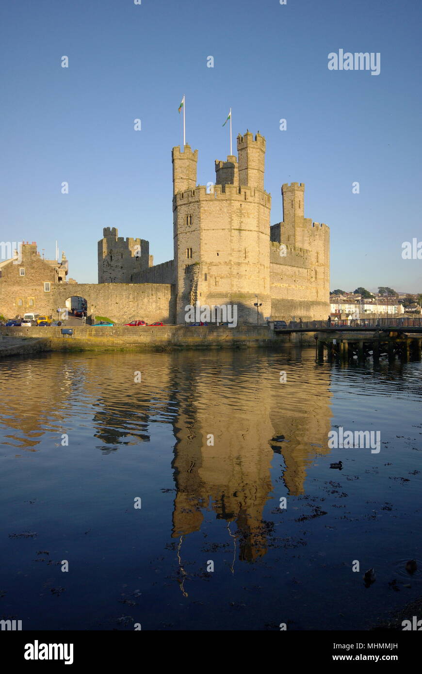 Vista del castello di Caernarfon (Caernarvon) nel Gwynedd, Galles del Nord. Il castello fu costruito dal re inglese Edoardo i intorno al 1283, sul sito di una fortezza romana e Norman motte. Foto Stock