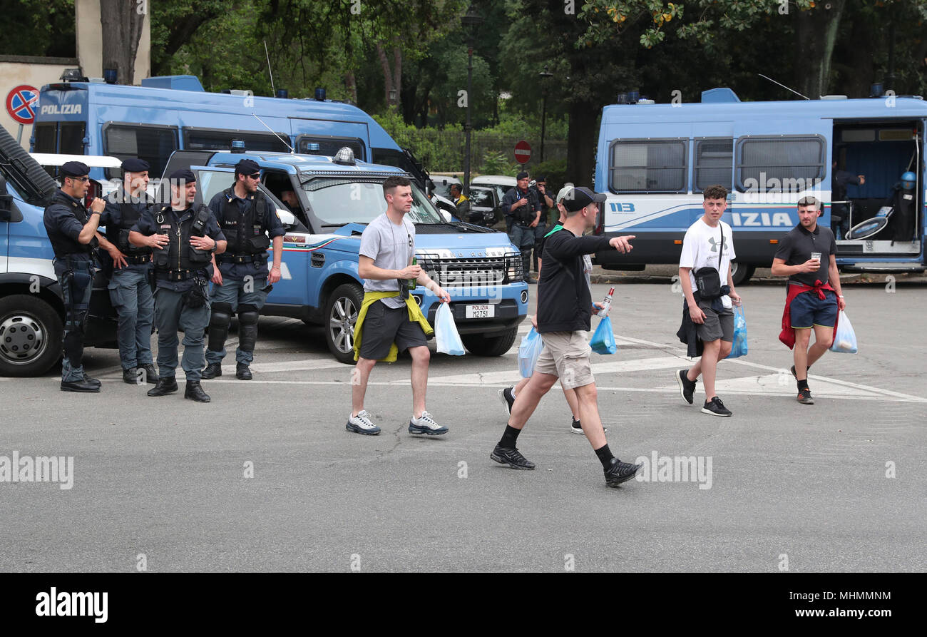 Liverpool FC fan di fronte la polizia italiana di Villa Borghese a Roma dove i tifosi sono per prendere gli autobus per lo Stadio Olimpico per guardare le partite di UEFA Champions League, Semi Finale seconda gamba match contro la Roma. Foto Stock