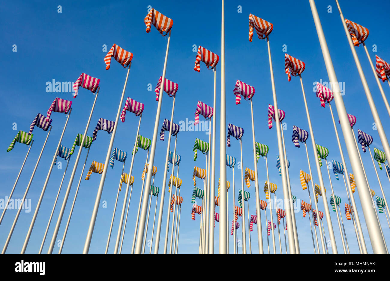 Illustrazione Le vent souffle où il veut dall artista Daniel Buren, centinaia di poli di bandiera con colorati windsocks a Nieuwpoort / Nieuport, Fiandre Occidentali, Belgio Foto Stock