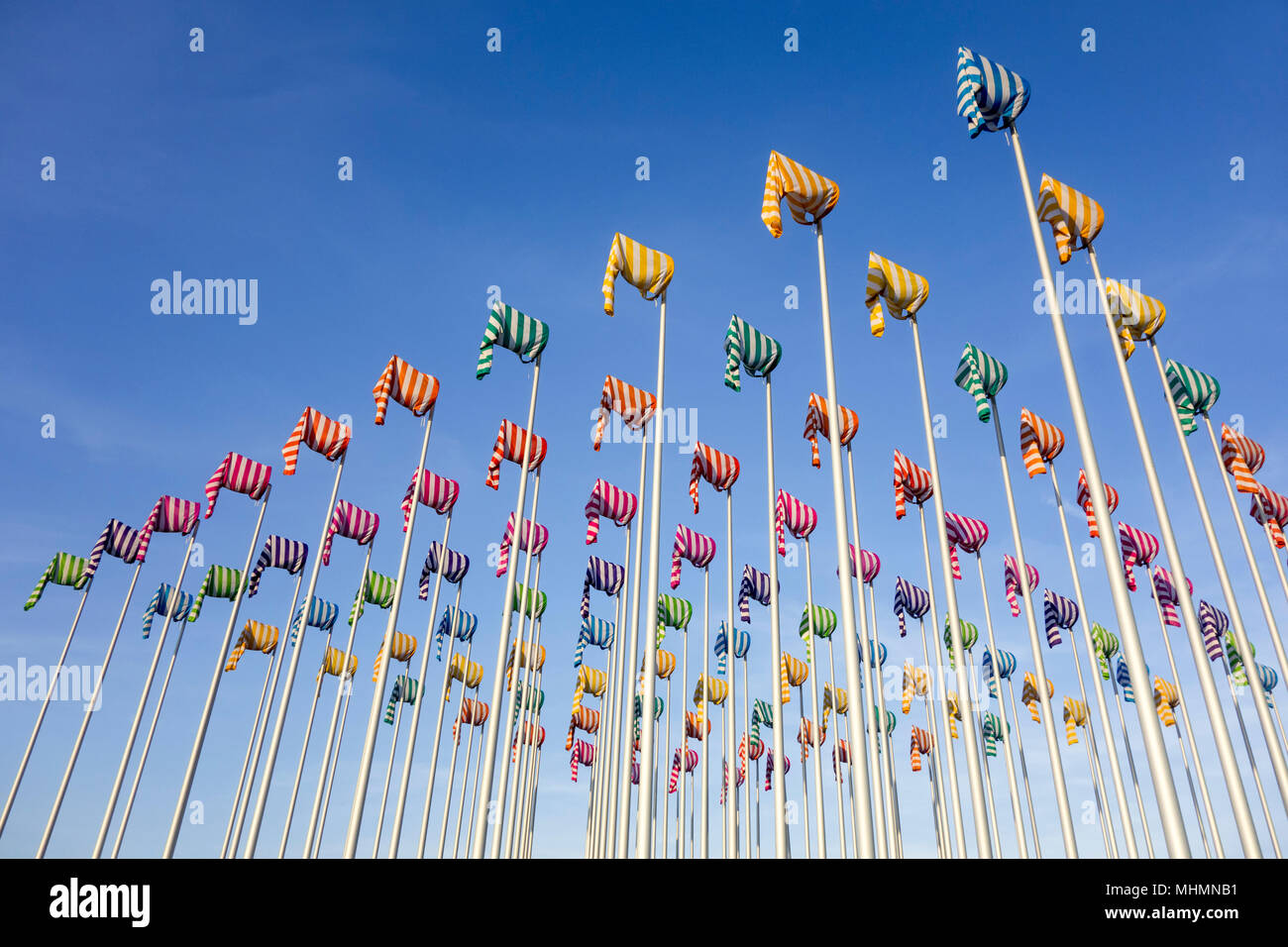 Illustrazione Le vent souffle où il veut dall artista Daniel Buren, centinaia di poli di bandiera con colorati windsocks a Nieuwpoort / Nieuport, Fiandre Occidentali, Belgio Foto Stock