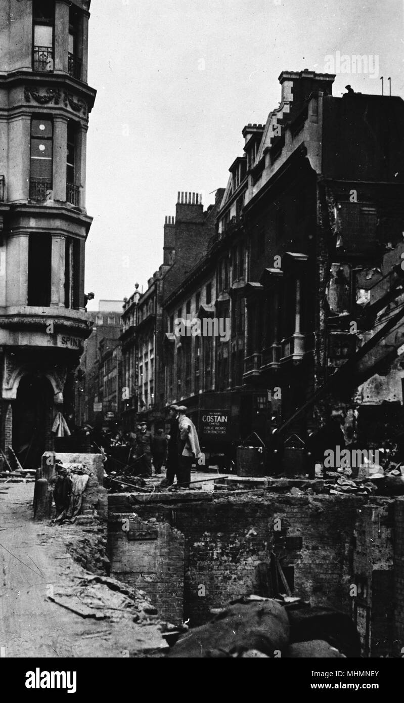 Duke Street, Londra, sotto il fuoco durante il Blitz, seconda guerra mondiale. Data: 1940s Foto Stock