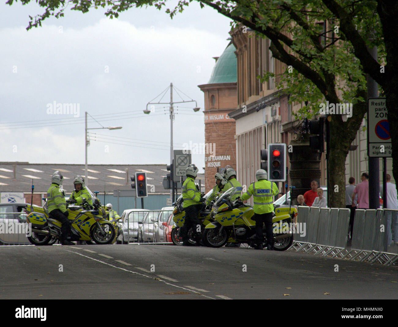 Polizia stradale di blocco diga barricade motociclo fermo traffico poliziotti nessuno copyspace Foto Stock