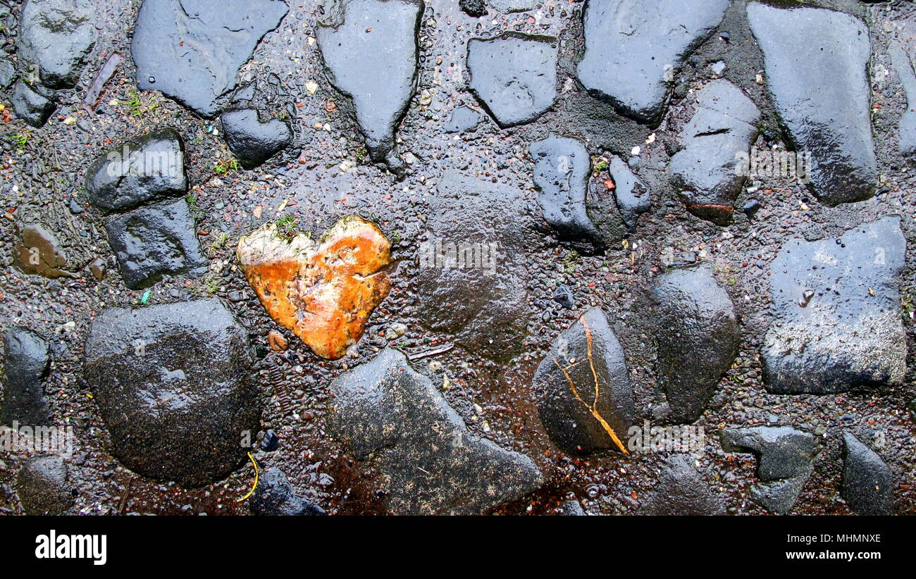 Cuore di pietra naturale a forma di ciottoli come un percorso di cuore per amore rocce nessuno copyspace Foto Stock