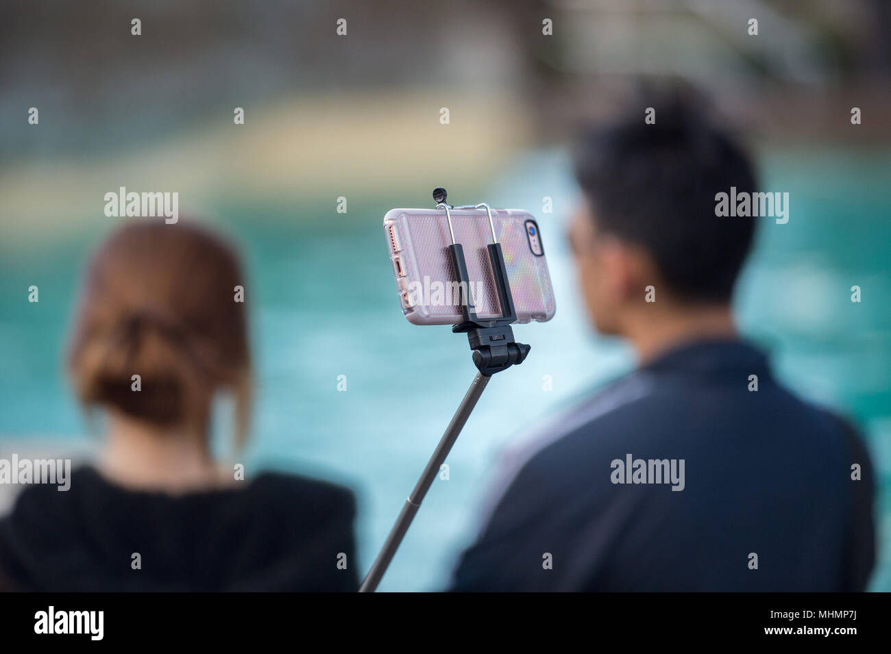 Selfie utilizzando il telecomando e la prolunga treppiede Foto Stock