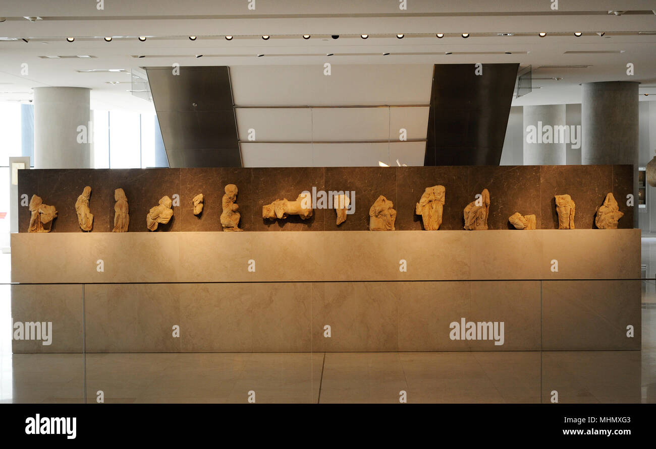 Eretteo fregio. Le figure dal fregio che era in esecuzione intorno alla parte superiore dell'esterno dell'edificio principale e il suo portico del nord. Essi sono curvati in marmo bianco di Paros. Probabilmente rappresentano scene di miti associati con i culti del Erechteion. 409-406 A.C. Museo dell'Acropoli. Atene. La Grecia. Foto Stock