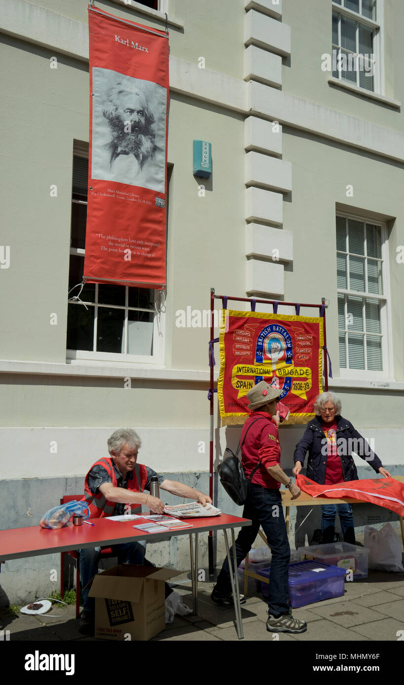 Senior onorevoli a uno stallo per la Guerra Civile Spagnola Brigate internazionali al di fuori della Karl Marx museo durante i lavoratori internazionali giorno di maggio rally su 1 Maggio 2018 a Londra, Inghilterra, Regno Unito Foto Stock