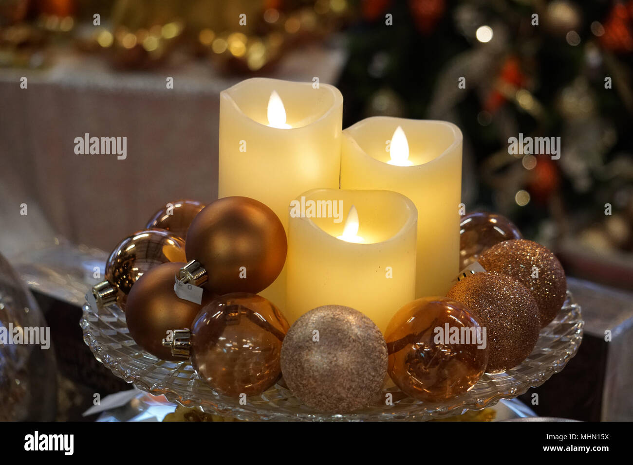 Immagini Candele Di Natale.Le Candele Di Natale Ornamenti E Decorazioni Al Tradizionale Mercato Di Strada Foto Stock Alamy