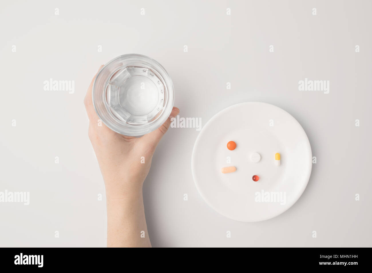 Donna che mantiene un bicchiere di acqua Foto Stock