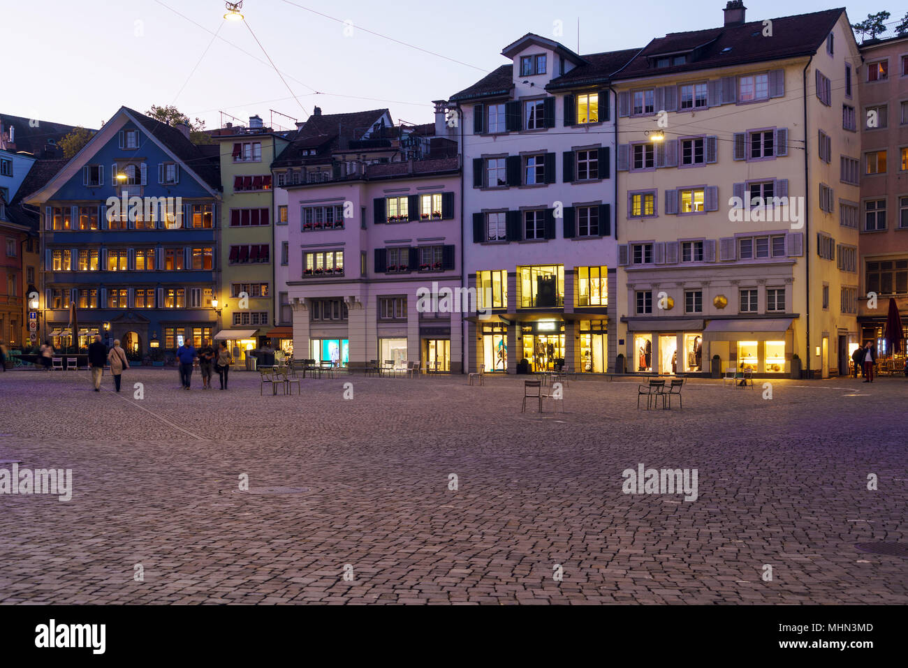 Vista panoramica di Munsterhof piazza con vecchie case delle corporazioni di notte, Zurigo, Svizzera Foto Stock