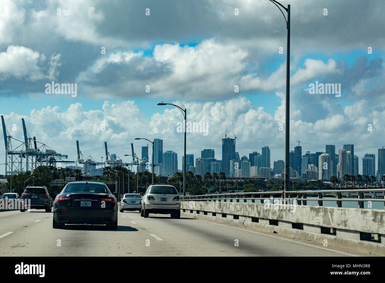 MIAMI, Stati Uniti d'America - 7 febbraio 2017 - Florida autostrade congestionate con molte automobili transito ogni giorno Foto Stock