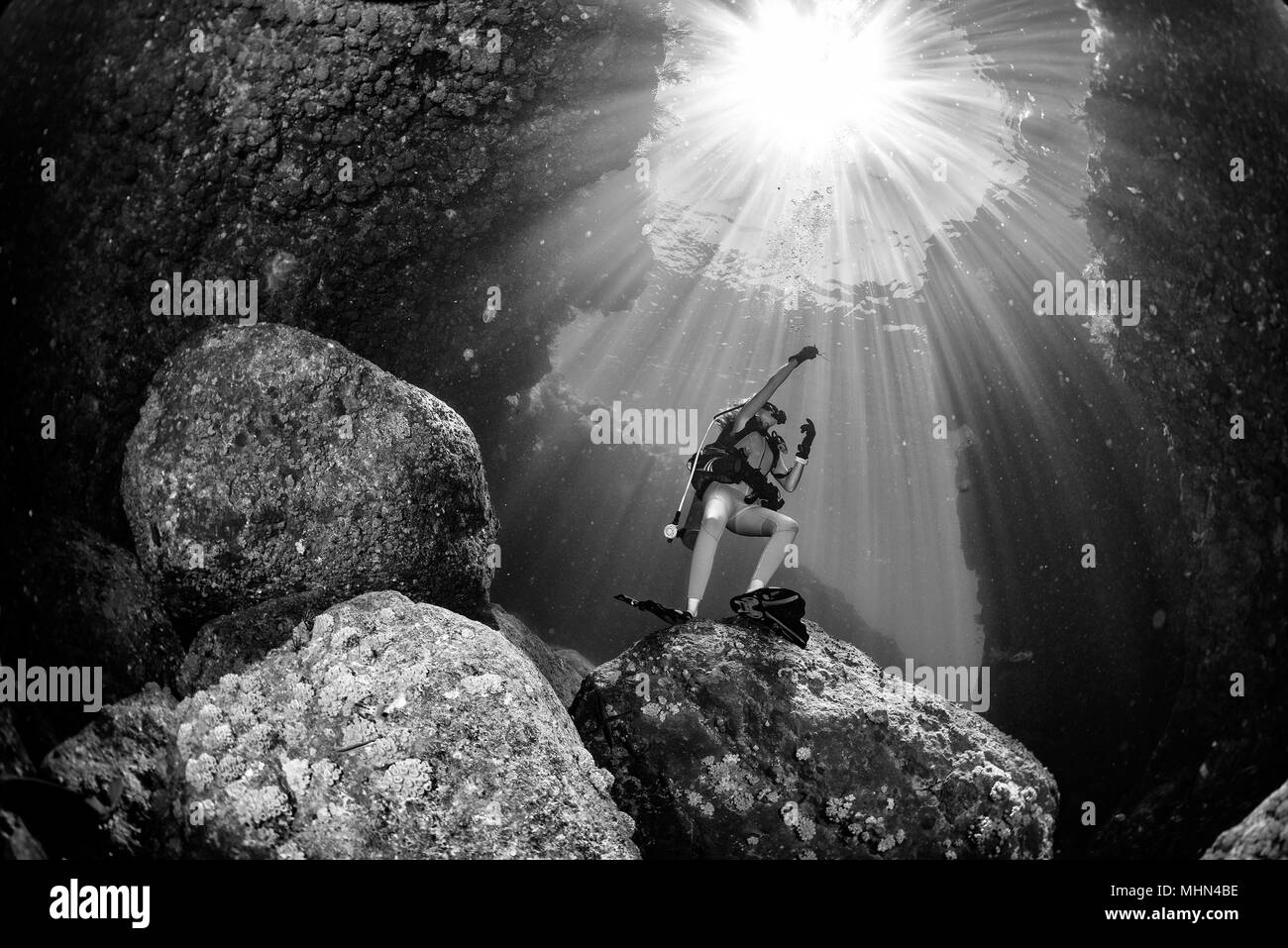 Retroilluminazione subacquea subacqueo proveniente all'oceano profondo Foto Stock