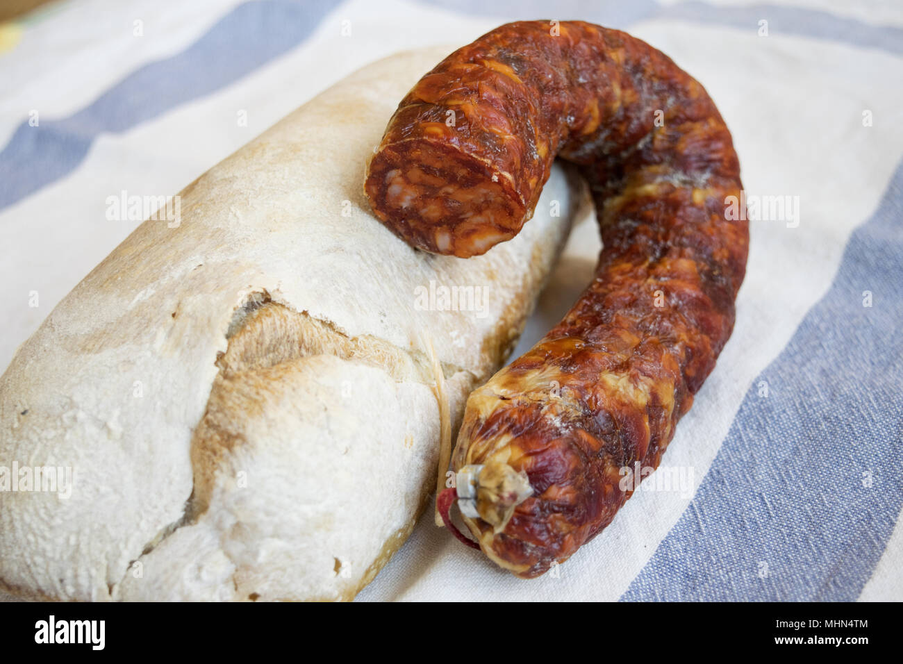 In casa filone di pane caldo e il salame chorizo Foto Stock