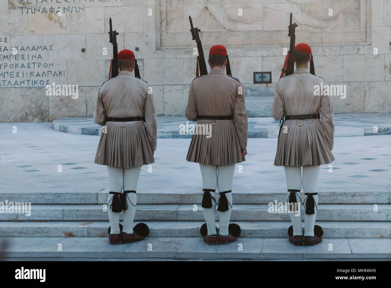 Protezioni greca durante la cerimonia del cambio della guardia di fronte al parlamento greco, Atene, Attica, Grecia Foto Stock