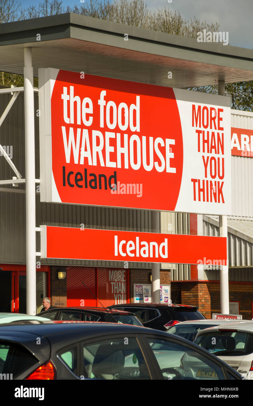 Grande segno sopra l'entrata di uno di Islanda del cibo magazzino memorizza su un retail park Foto Stock
