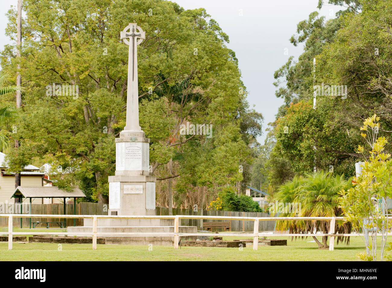 ANZAC memorial nel villaggio rurale di Nabiac sulla mezza costa nord del New South Wales AUSTRALIA. Memoriali come questa erano comunemente eretto dopo la seconda guerra mondiale 1 Foto Stock