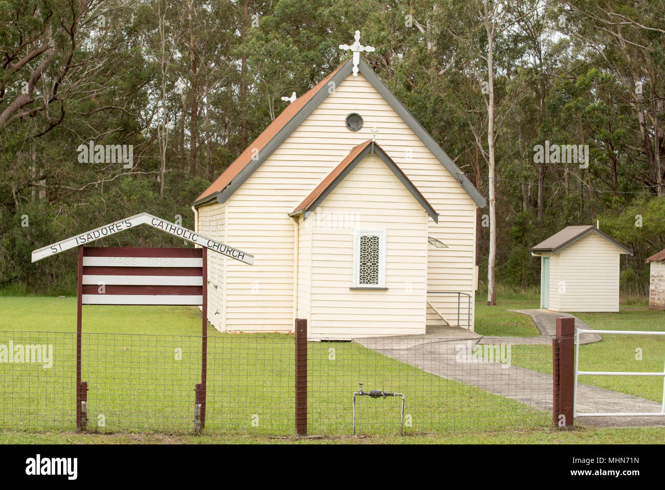 Chiesa cattolica di Sant'Isadore nel villaggio rurale di Nabiac, sulla costa centrale nord del nuovo Galles del Sud, Australia. Foto Stock