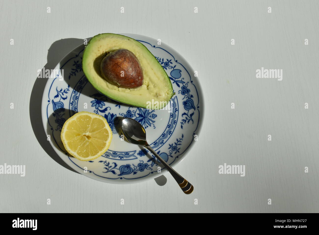 Avocado e limone sulla piastra Foto Stock
