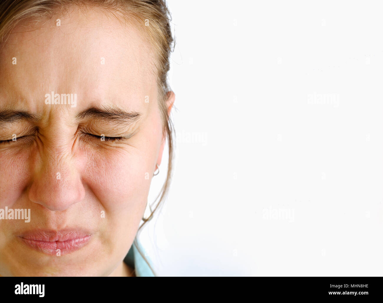 Close up ritratto di donna con espressione acida. Foto Stock