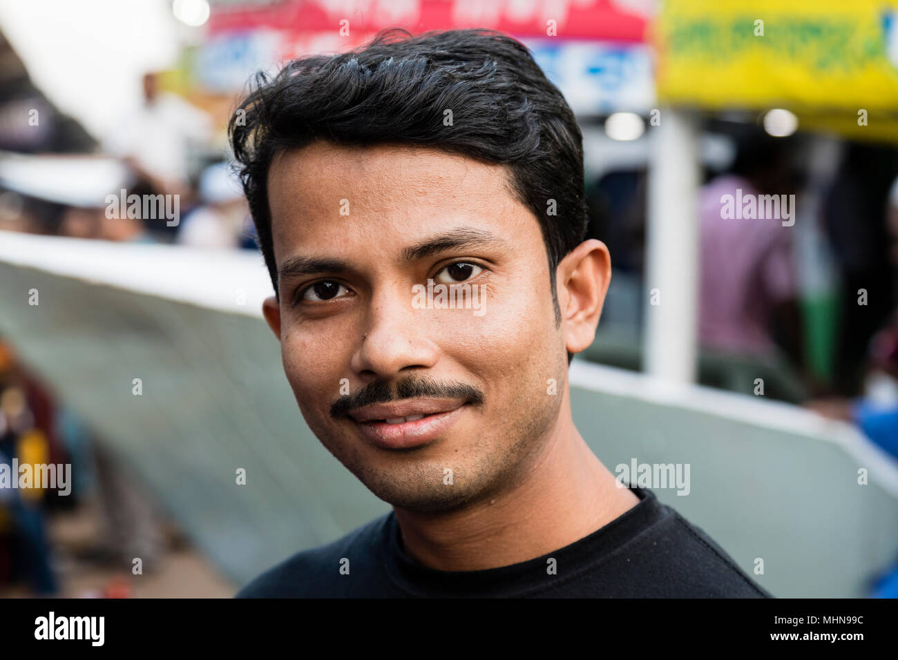 Dacca in Bangladesh, 24 Febbraio 2017: Ritratto di una giovane uomo del Bangladesh a Terminale Sadarghat a Dacca in Bangladesh Foto Stock