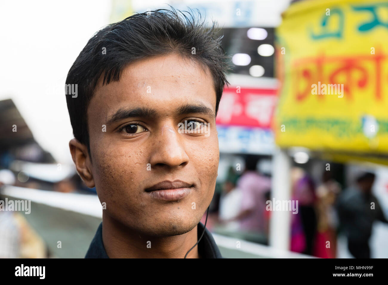 Dacca in Bangladesh, 24 Febbraio 2017: Ritratto di una giovane uomo del Bangladesh a Terminale Sadarghat a Dacca in Bangladesh Foto Stock