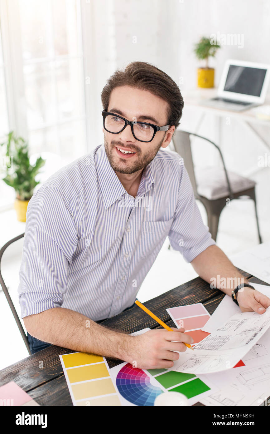 Dipendente esuberante tenendo un foglio di carta Foto Stock