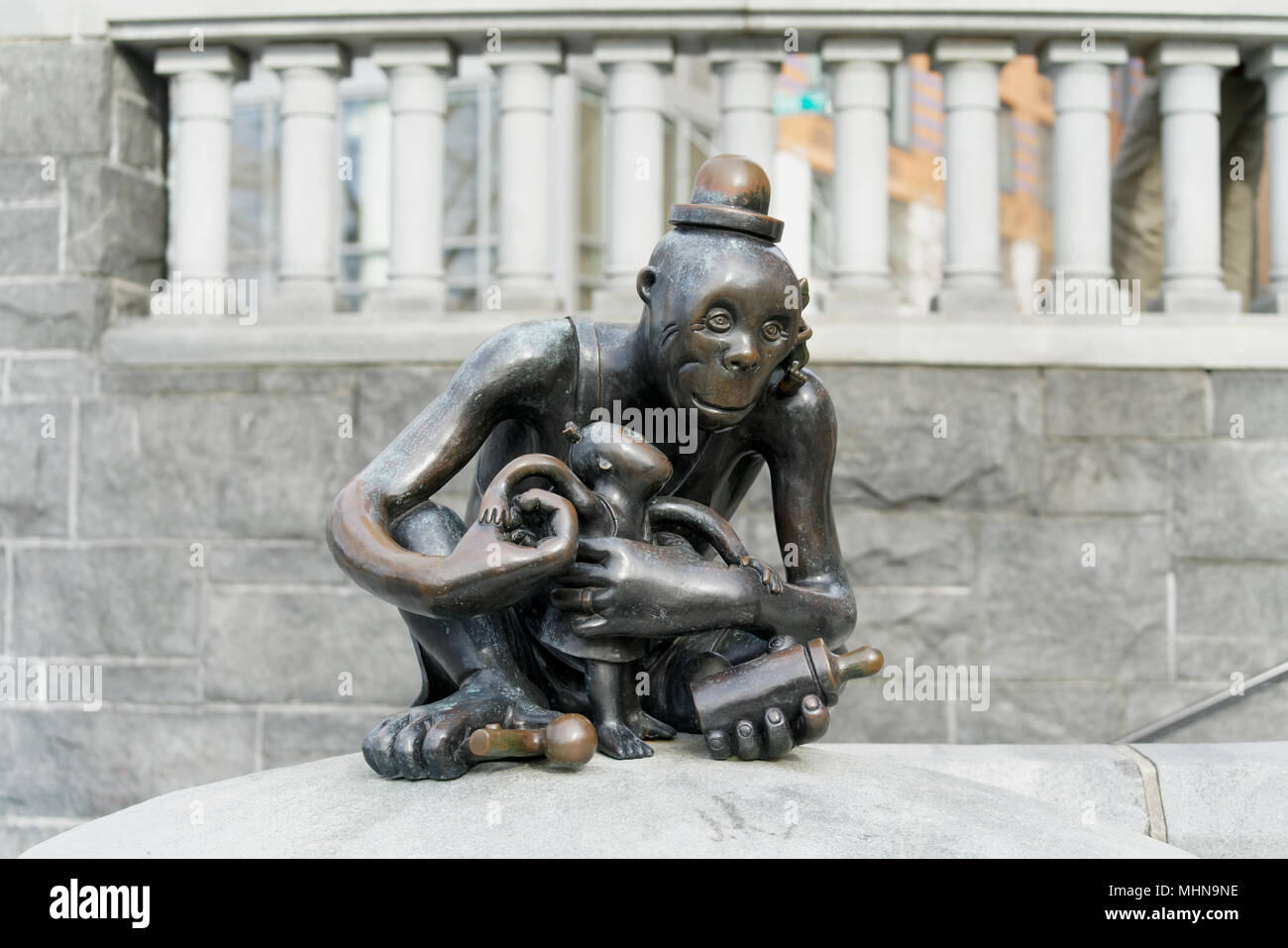 Tom Otterness le sculture in Battery Park City Il Rockefeller Park, dal titolo "Il mondo reale", sono un commento caustico sul capitalismo. Foto Stock