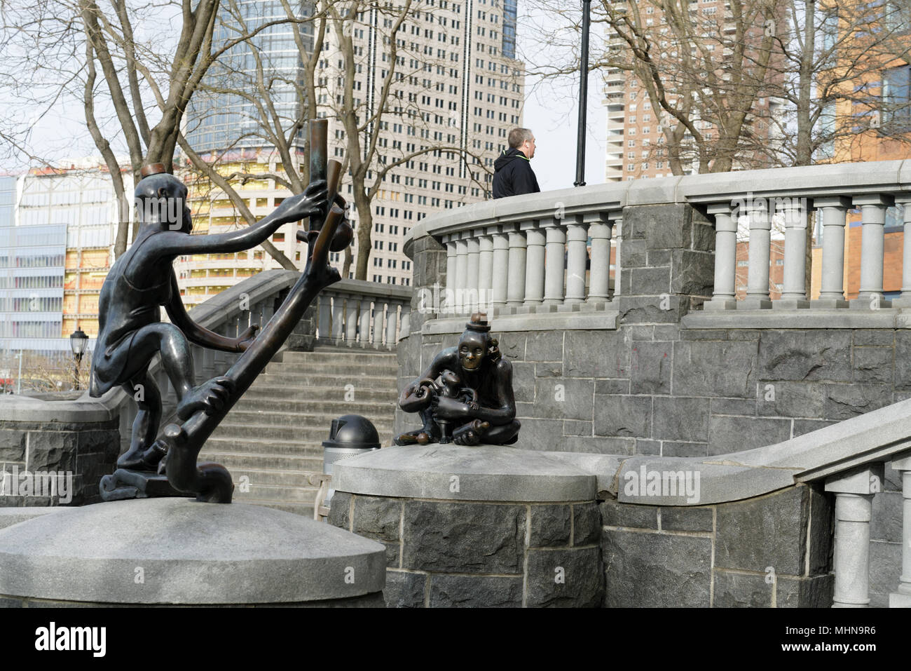 Tom Otterness le sculture in Battery Park City Il Rockefeller Park sono intitolato "Il mondo reale" e sono un commento caustico sul vicino a Wall Street. Foto Stock