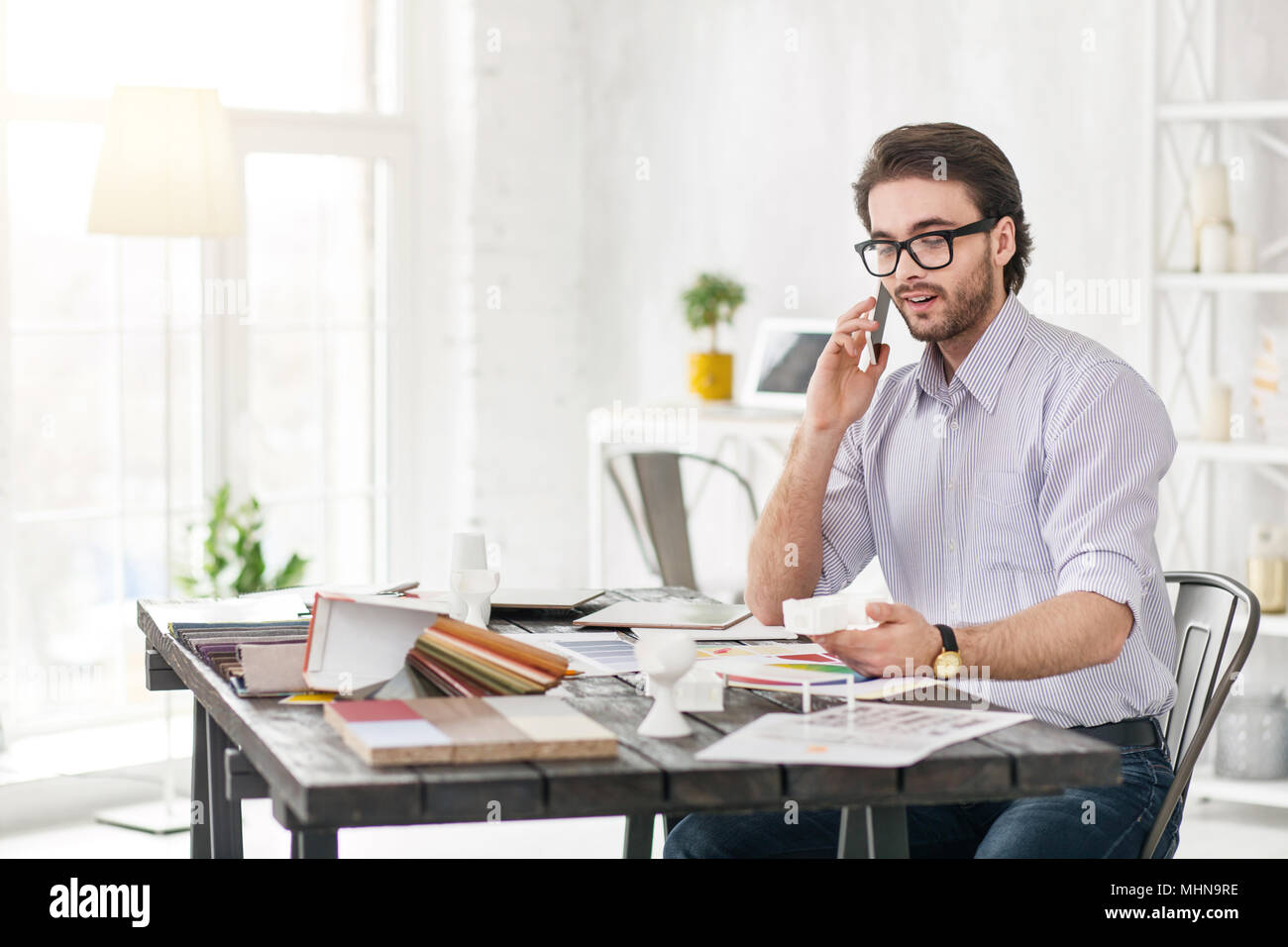 Content Manager per discutere il lavoro sul telefono Foto Stock