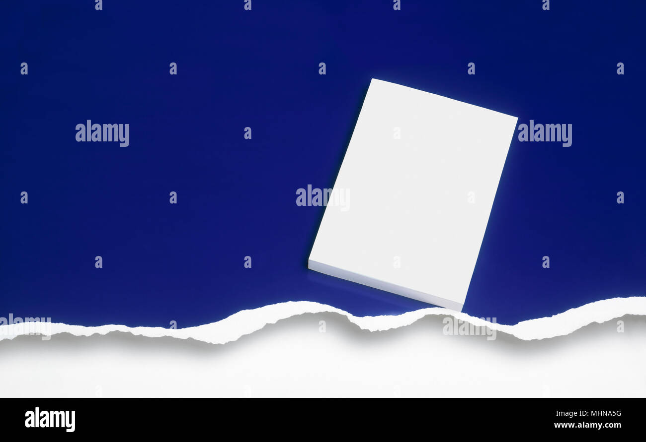 Risorse grafiche. Coperchio cieco libro contro un rip sfondo blu. Percorso di clipping sulla copertina del libro. Foto Stock