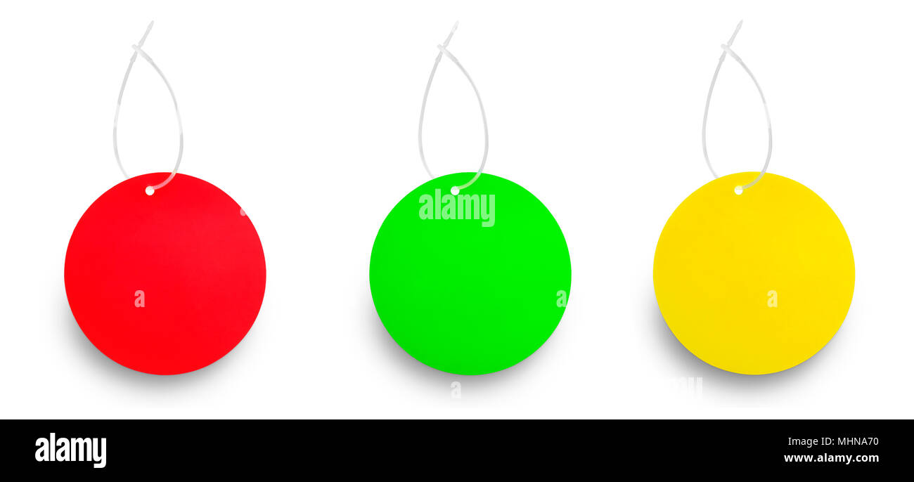 Tre tag colorati appesi isolati su sfondo bianco. Rosso i colori verde e giallo Foto Stock