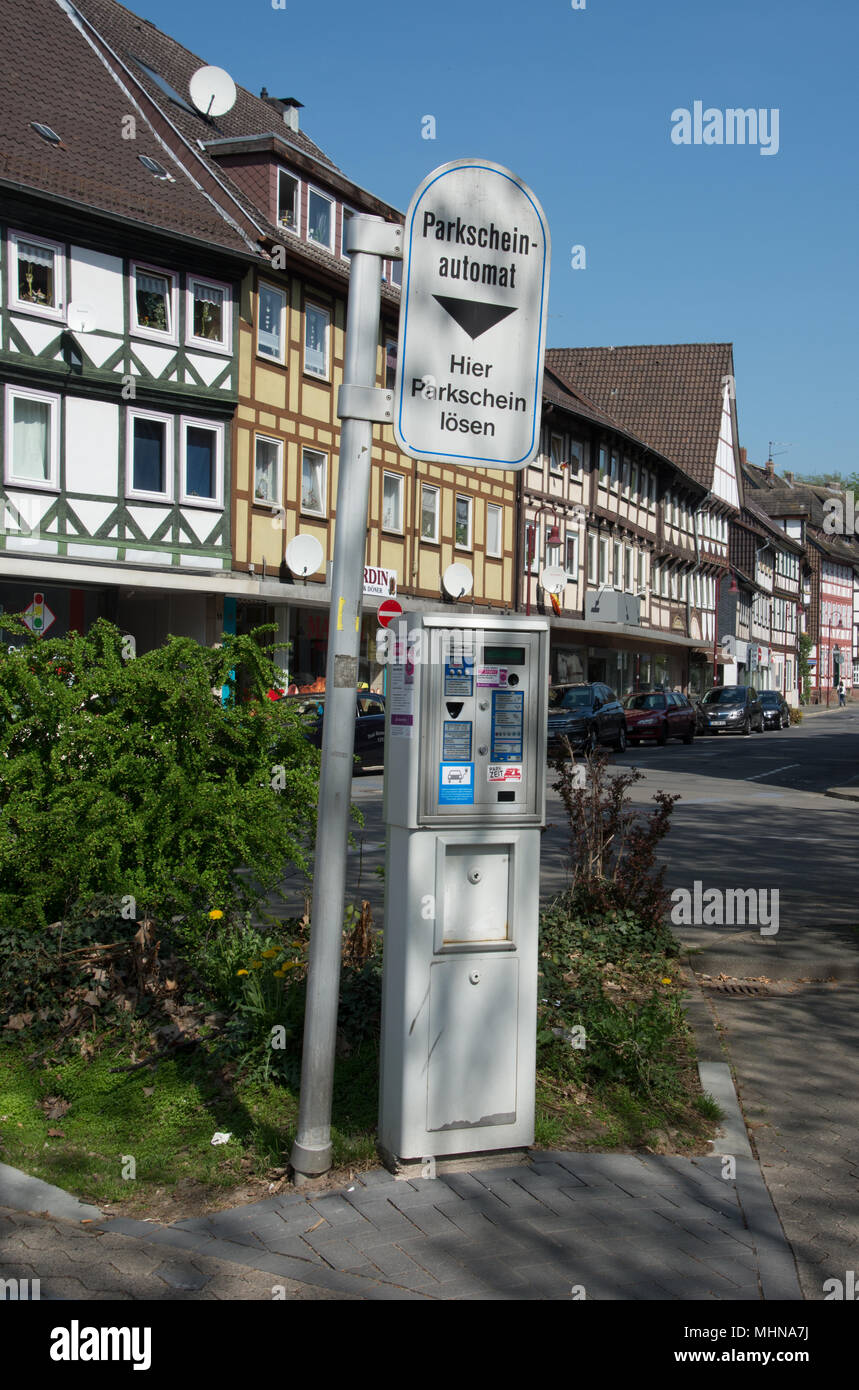 Un sistema automatico di parcheggio macchina nella bellissima struttura di legno città di Einbeck. I prezzi sono visualizzati sulla macchina Foto Stock