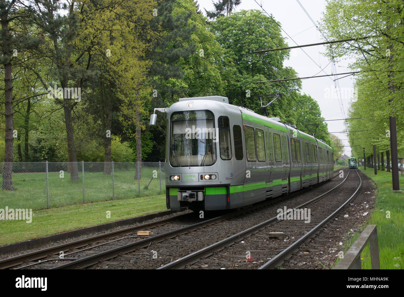 ÜSTRA Hannoversche Verkehrsbetriebe AG operano 95 TW serie 2500 tram su diverse rotte di Hannover in Germania. Foto Stock