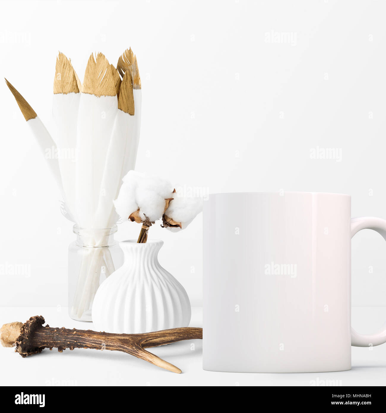 Mockup di tazza bianca su un tavolo con vista frontale · Creative Fabrica